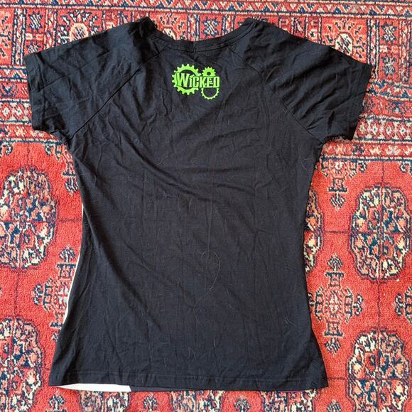 WICKED The Broadway Musical Small Organic Cotton/Poly V-Neck T-shirt MINT! - Picture 7 of 8
